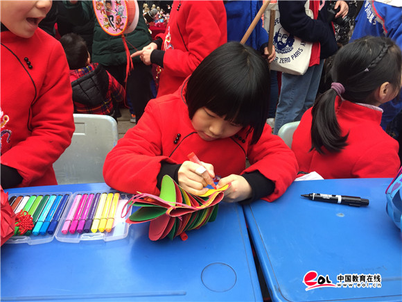 福州市鼓山苑小学的同学为大家展示亲手制作的花灯