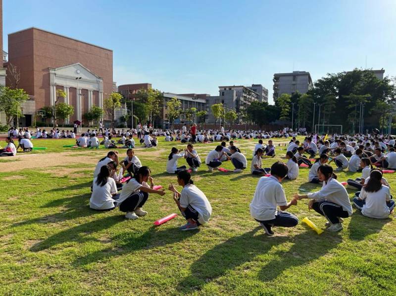 中山市华侨中学初三年级大型心理放松活动