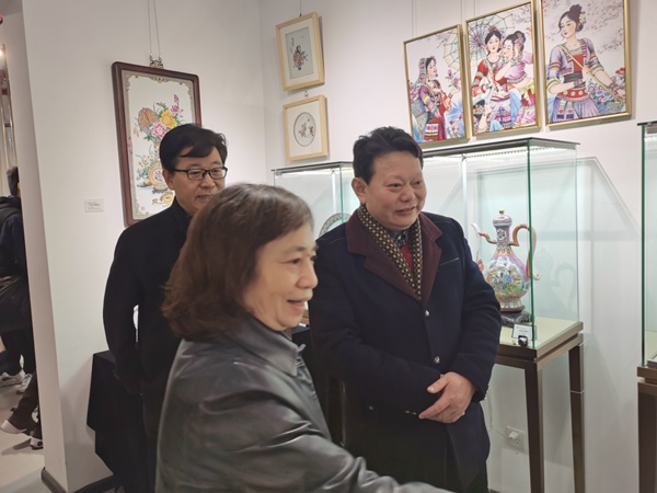 非遗进校园:广外艺广彩教学作品展在永庆坊开幕