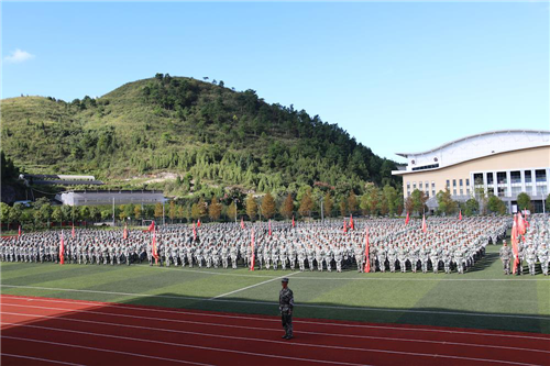 黔东南民族职业技术学院隆重举行2018级新生开学典礼暨军训汇演总结