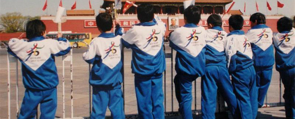 2001年春,北京天安门广场,几位身穿印有奥运五环图案校服的小学生举目