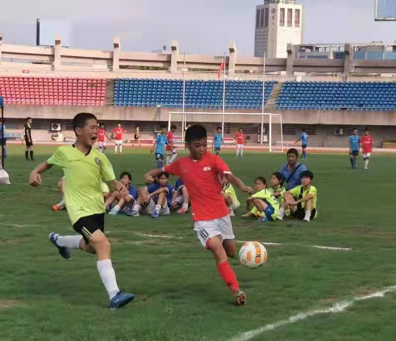 湘乡市湘铝学校男女足球队蝉联湘潭市运动会足球比赛小学组冠军!