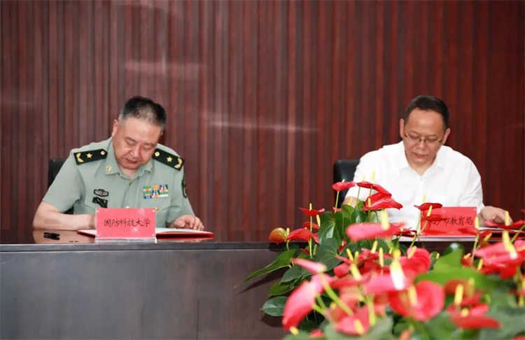 签约仪式前,国防科技大学校长黎湘会见出席签约仪式的长沙市副市长