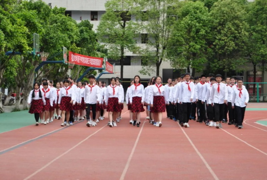 遂宁中学校本部举行纪念"五四"运动100周年建团97周年