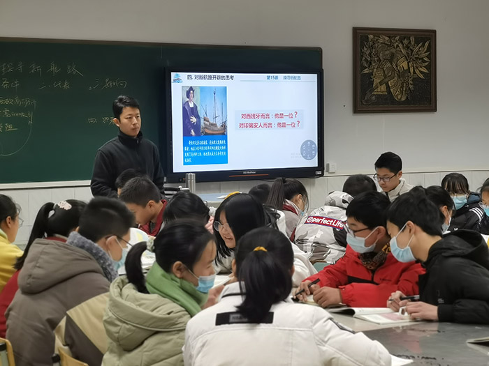 遂宁中学高度重视青年教师的培养,积极开展青年教师教育教学能力的