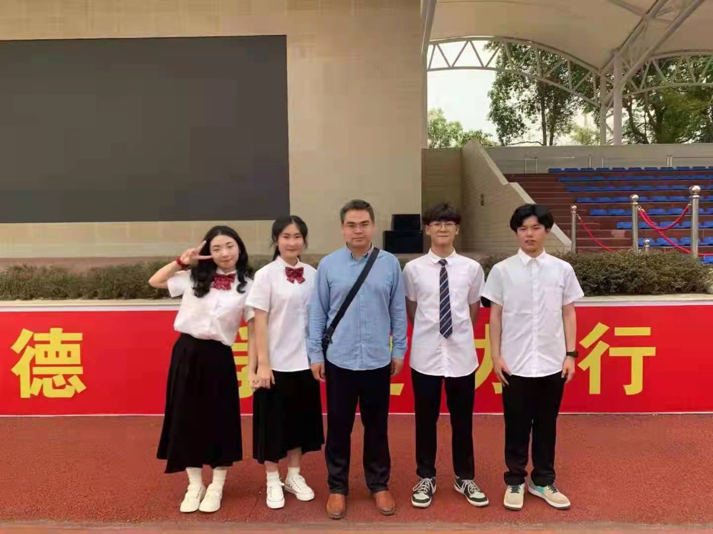 射洪中学数学教师谌国利德艺双馨为人师表