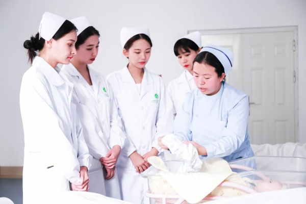 生命的守护天使:云南医药健康职业学院护理专业