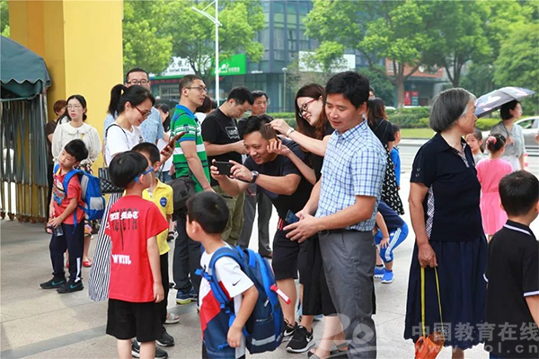 拜师行礼,遇见未来 闻涛小学举行新生开学仪式