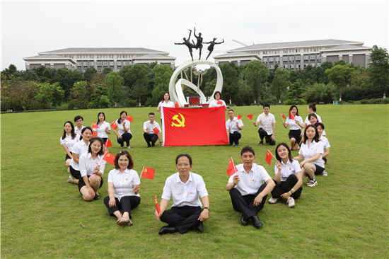 永向党——重庆能源职业学院基层党组织开展我与党旗合个影主题活动