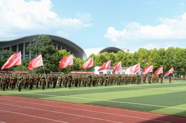 迷彩戎装展英姿红旗飞扬梦启航凯里学院举办2023级新生军训总结暨表彰