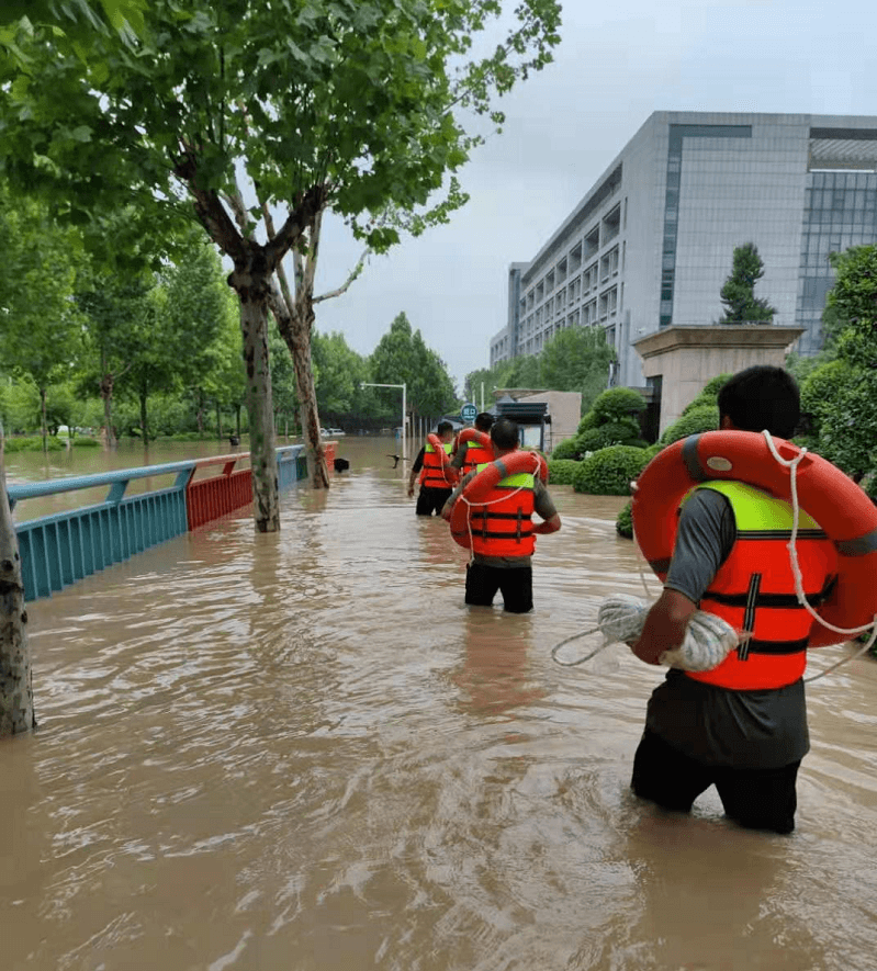 郑州电力高等专科学校:暴雨之中,总有这样一群人向水而行—河南站