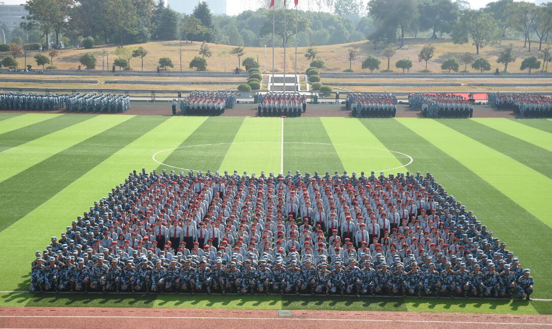 武汉纺织大学2019级学生军训结业典礼隆重举行