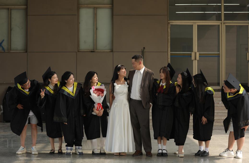 从校服到婚纱!武汉工程科技学院这对校友重返母校拍婚纱照