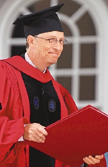 盖茨直到2007年获得哈佛授予荣誉博士学位