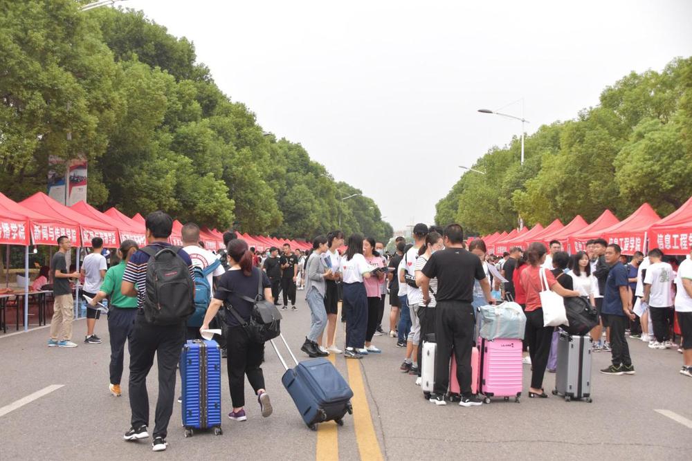 南昌大學:萬名新生來報到 開啟人生新徵程