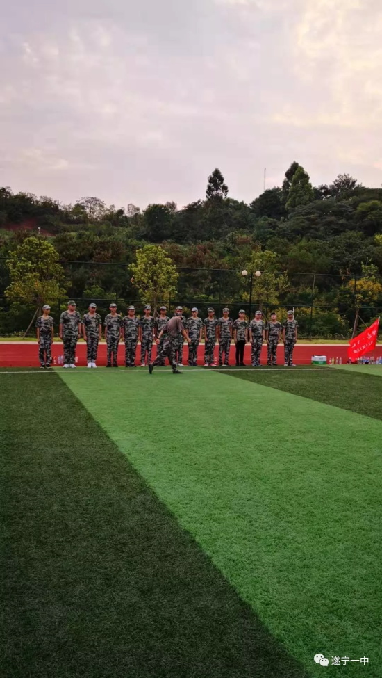 而且鍛鍊了大家吃苦耐勞 永不言敗的頑強鬥志 頑強拼搏的軍人作風