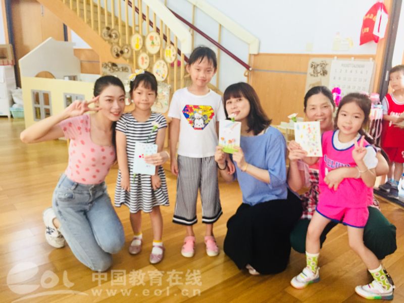 小小賀卡滿滿愛娃哈哈幼兒園的小朋友們製作賀卡感恩老師