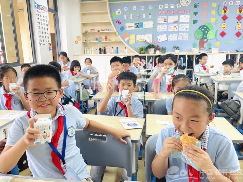 澎雅小学的课间餐:暖胃给力,暖心环保