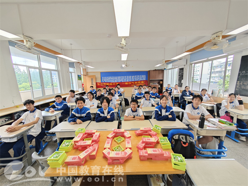 江城中学九年级举行端午顶粽子活动